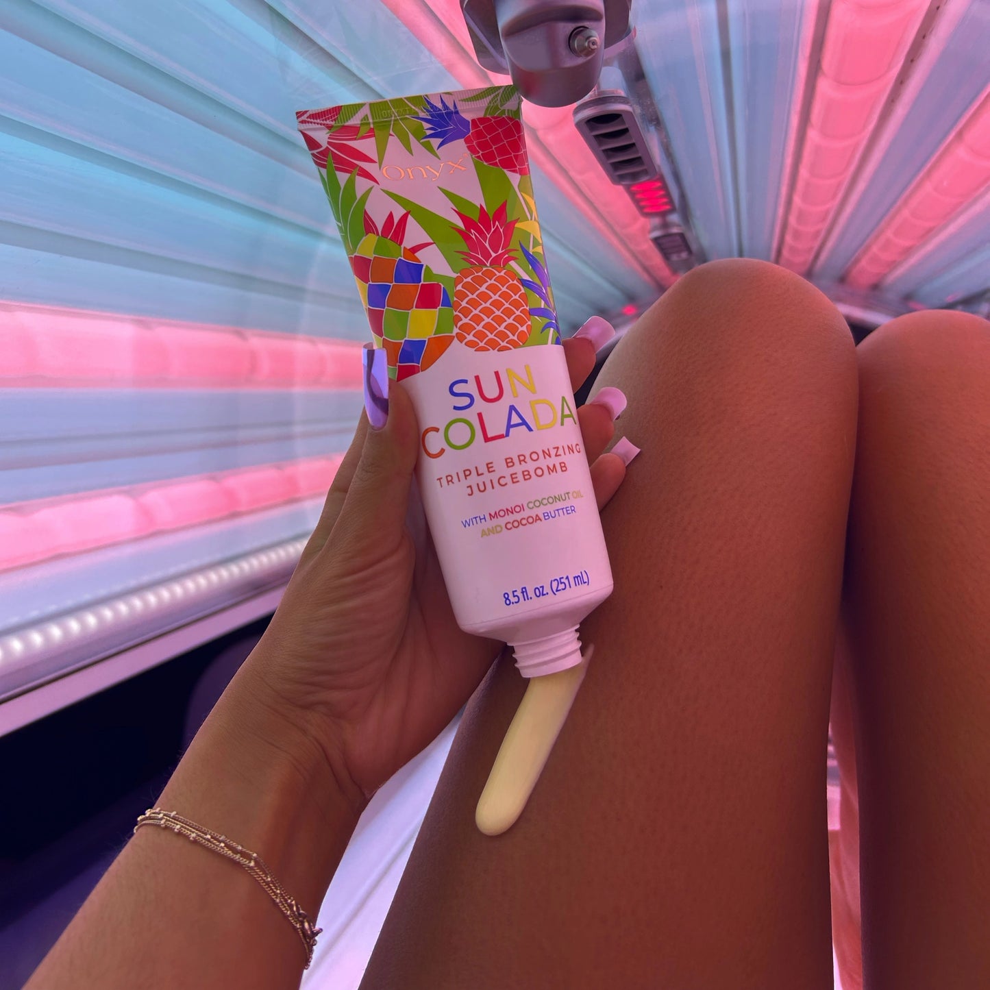 Suncolada Lotion wird im Solarium auf das Bein aufgetragen