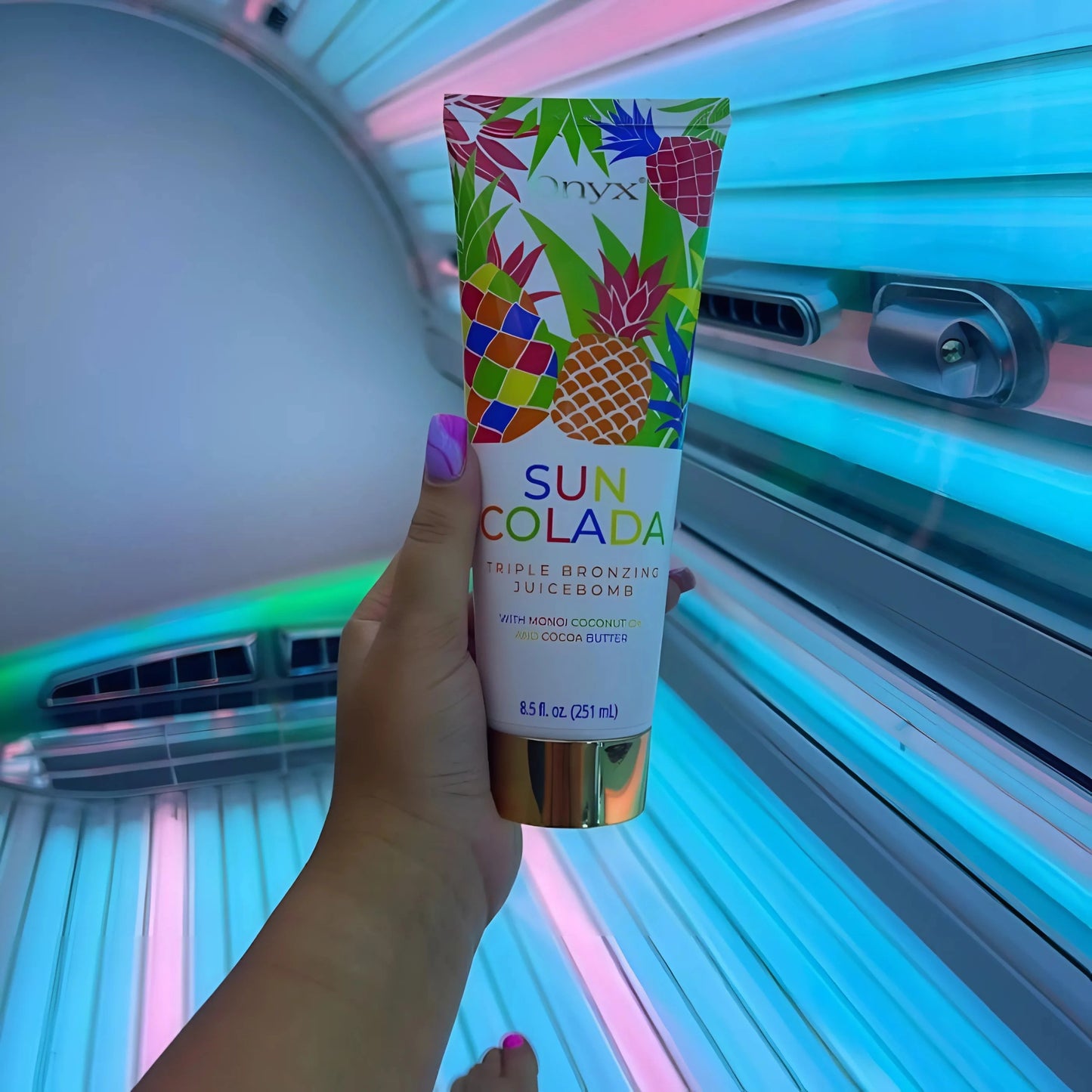 Suncolada Bräunungslotion wird in Hand im Solarium aufrecht gehalten