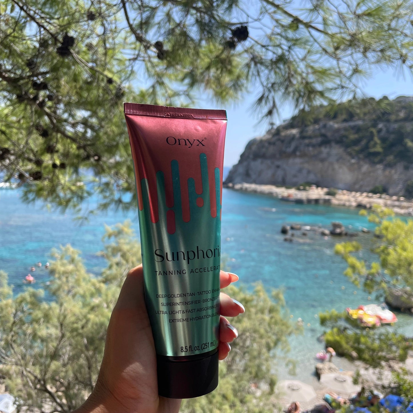 Onyx Sunphoria Bräunungslotion vor Meereskulisse im Sommerurlaub