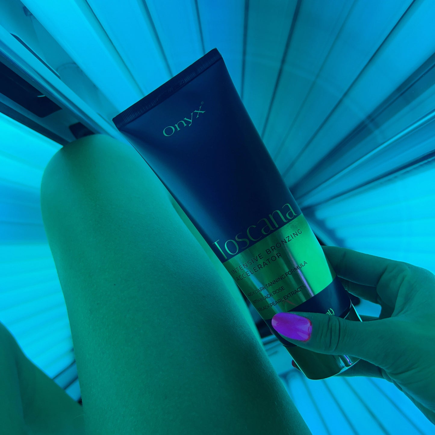 Onyx Toscana Bräunungslotion vor Bein unter blauem Licht im Solarium
