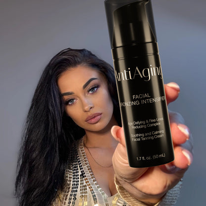 Frau präsentiert Onyx Anti-Aging Bräunungscreme im Nahaufnahme
