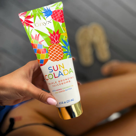 Hand hält Suncolada Bräunungslotion, Hintergrund verschwommen