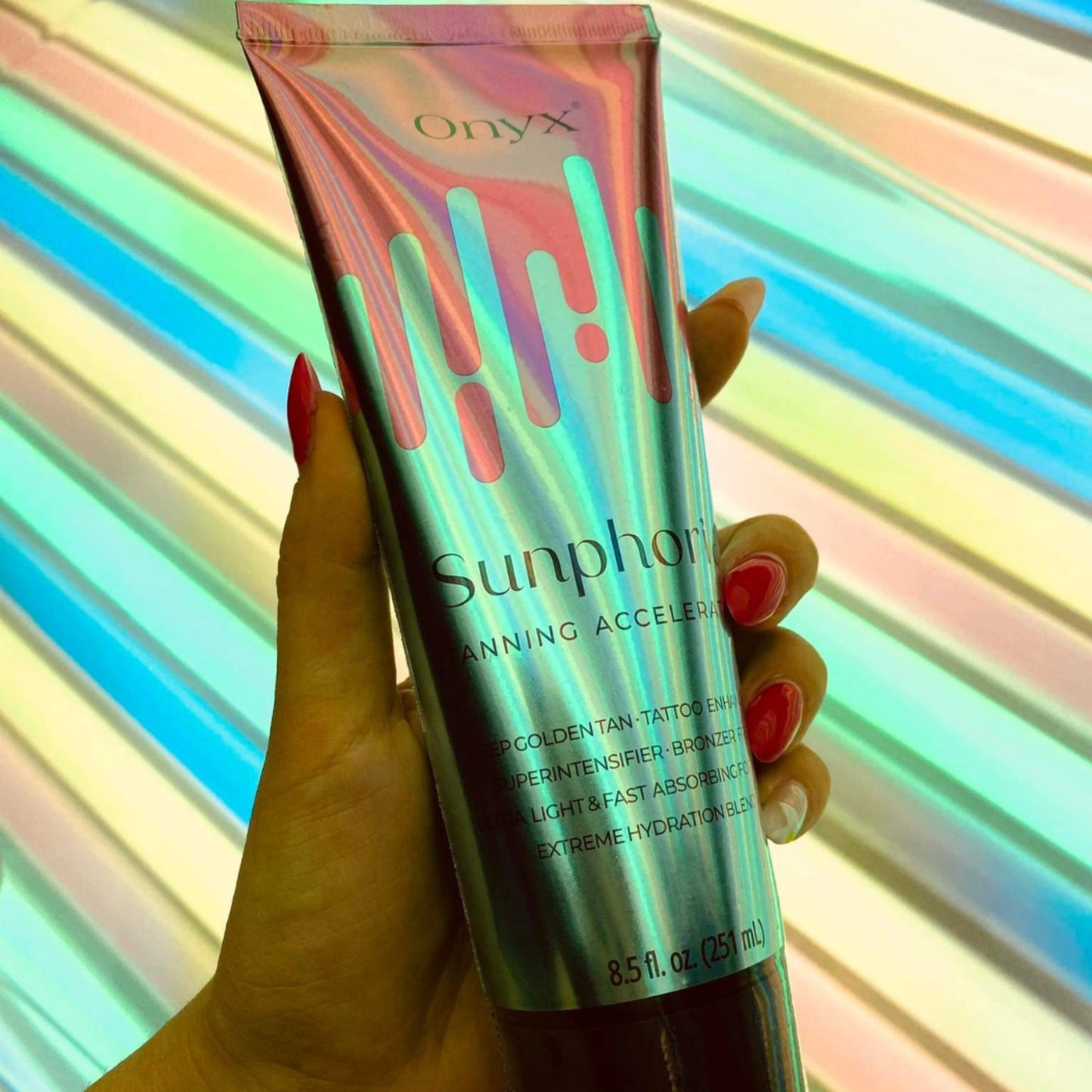 Onyx Sunphoria Lotion vor buntem Licht in einem Solarium gehalten