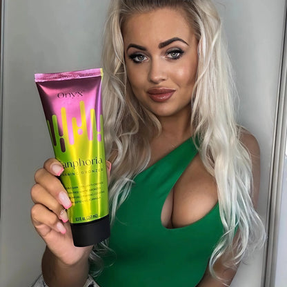 Frau mit dunklen Haaren präsentiert Onyx Tanphoria Tanning Bronzer